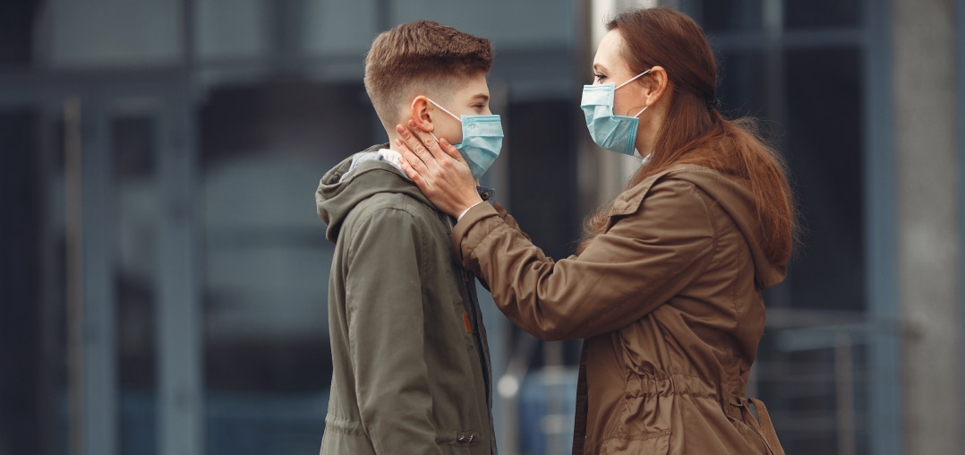 un-garcon-et-une-mere-portent-des-masques-de-protection (1)